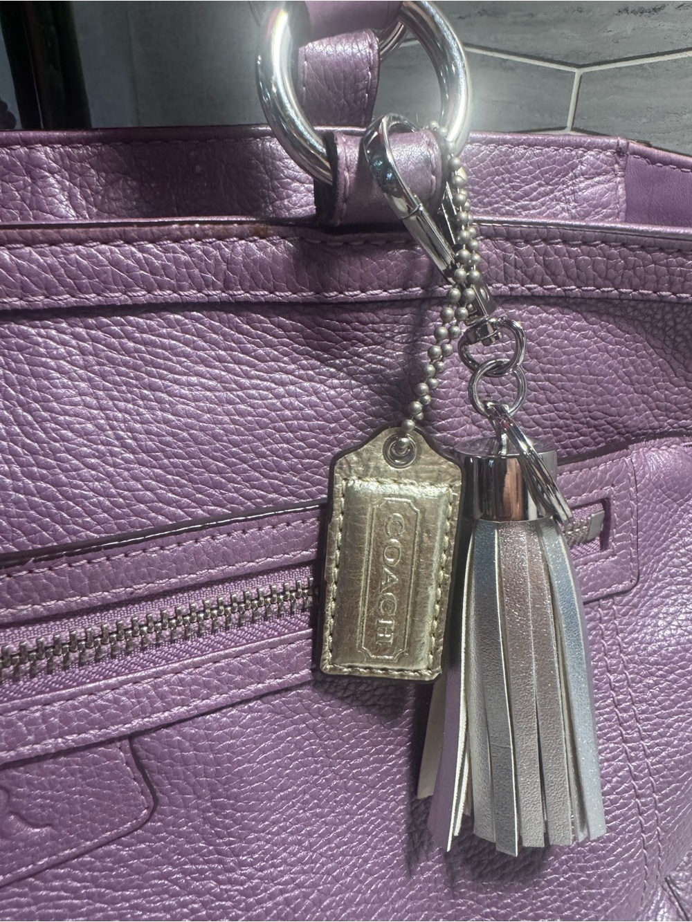 EUC Coach Pebbled Leather Large Shoulder Bag in Pretty Lilac w/ Zippered Closure - Picture 3 of 17